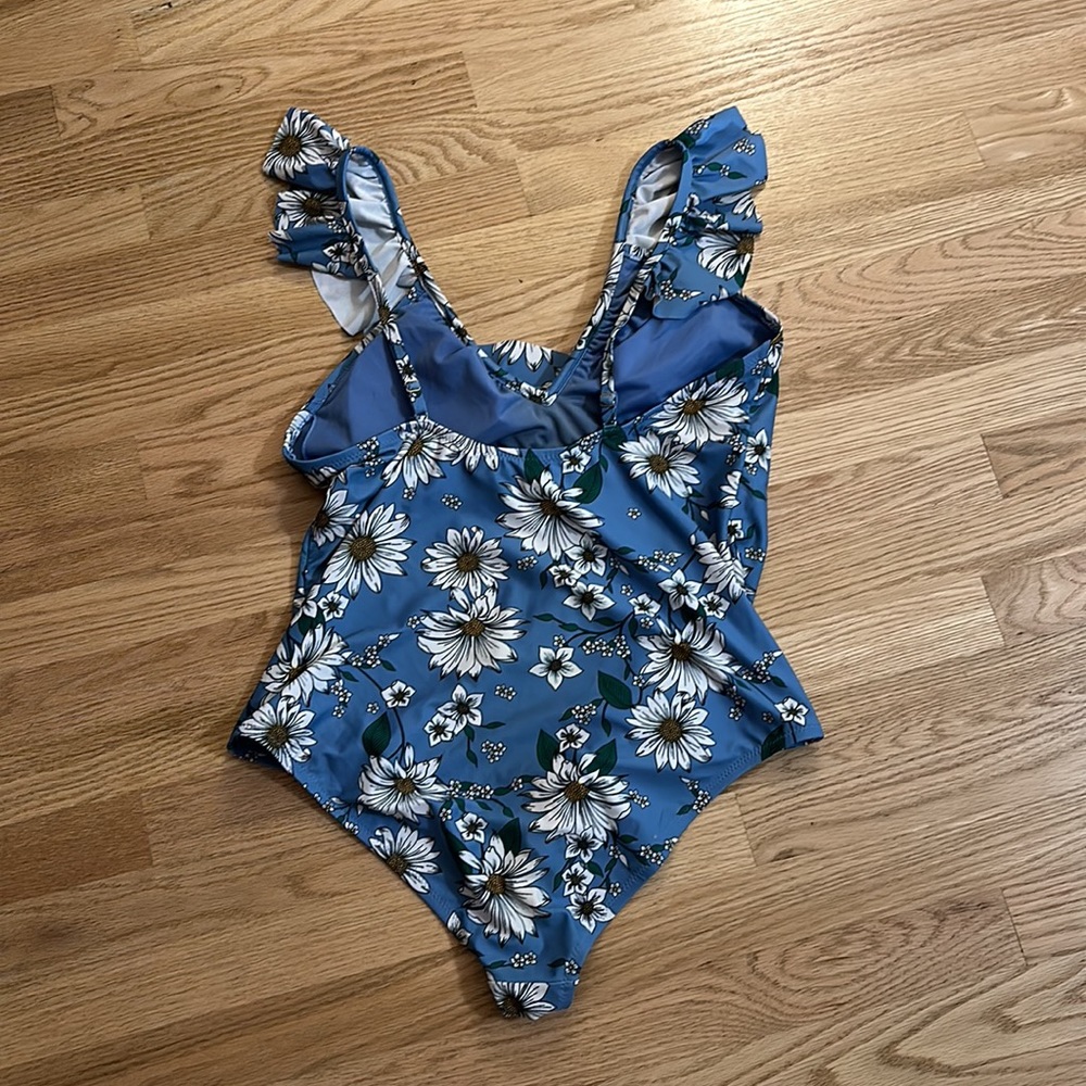 Jessica Simpson Women’s standard one piece ruffled shoulder swimsuit - Picture 5 of 6